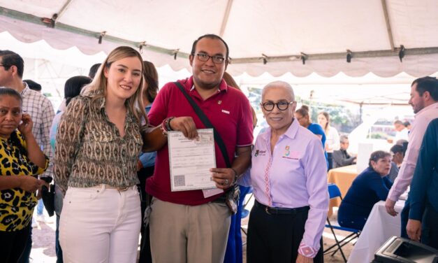 Beatriz Estrada acerca bienestar integral a familias de la colonia Puerta de la Laguna, en Tepic.