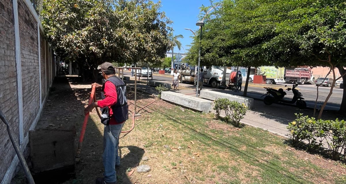 OROMAPAS ACAPONETA FORTALECE SALUD ESTUDIANTIL CON MANTENIMIENTO EN DRENAJE ESCOLAR