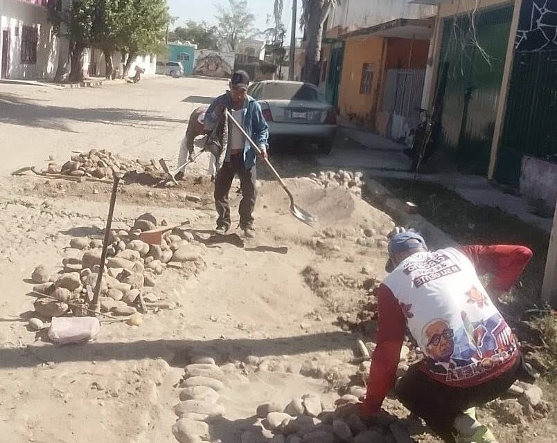 MANTENIMIENTO EN CALLE 5 DE MAYO EN ACAPONETA, EXTREMA PRECAUCIONES