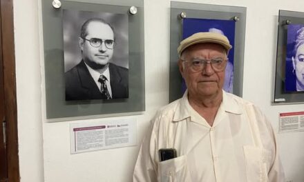 VELADA LITERARIA EN ACAPONETA: PRESENTAN LIBRO Y RINDEN HOMENAJE AL TALENTO LOCAL