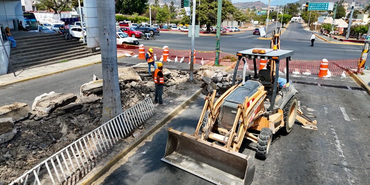 AVANZAN TRABAJOS DE RENOVACIÓN EN LA AVENIDA JACARANDAS DE TEPIC