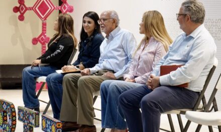 Miguel Ángel Navarro Quintero ENTREGA CONCESIONES A CHOFERES NAYARITAS