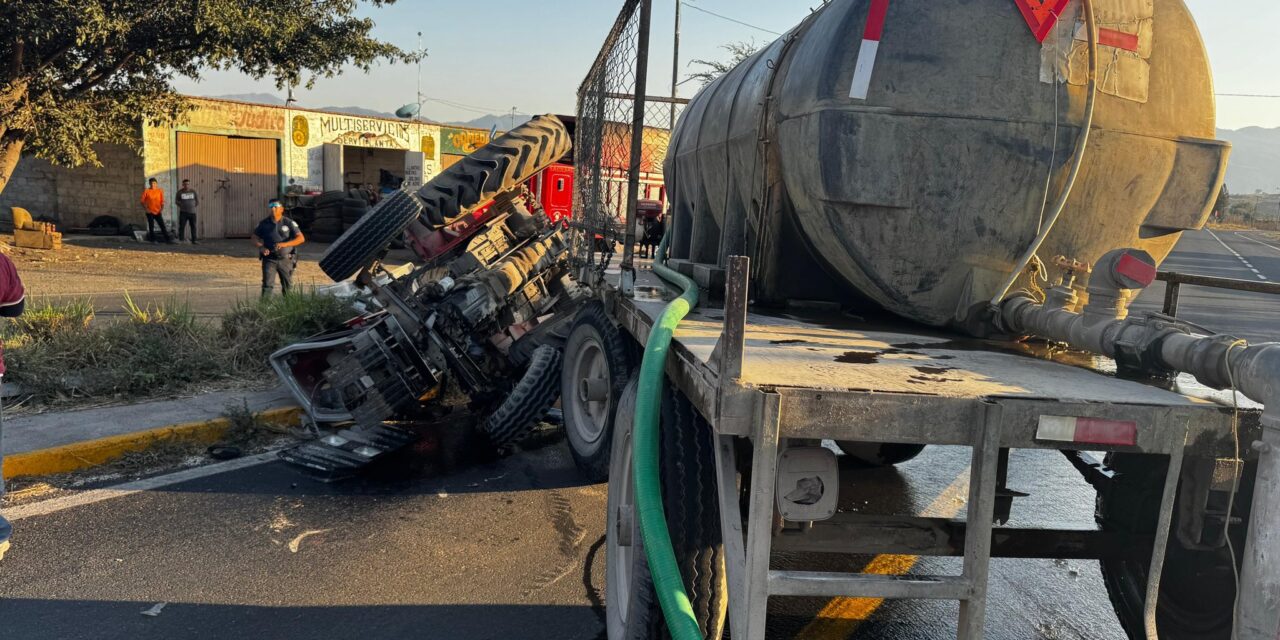 BOMBEROS ESTATALES ATIENDEN VOLCADURA DE TRACTOR EN JALA Y EVITAN RIESGOS MAYORES