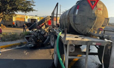 BOMBEROS ESTATALES ATIENDEN VOLCADURA DE TRACTOR EN JALA Y EVITAN RIESGOS MAYORES