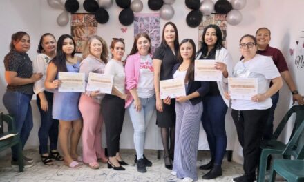 MUJERES CONCLUYEN CURSO DE UÑAS Y EMPRENDIMIENTO EN EL CDC “ZAPATA” DE DIF TEPIC