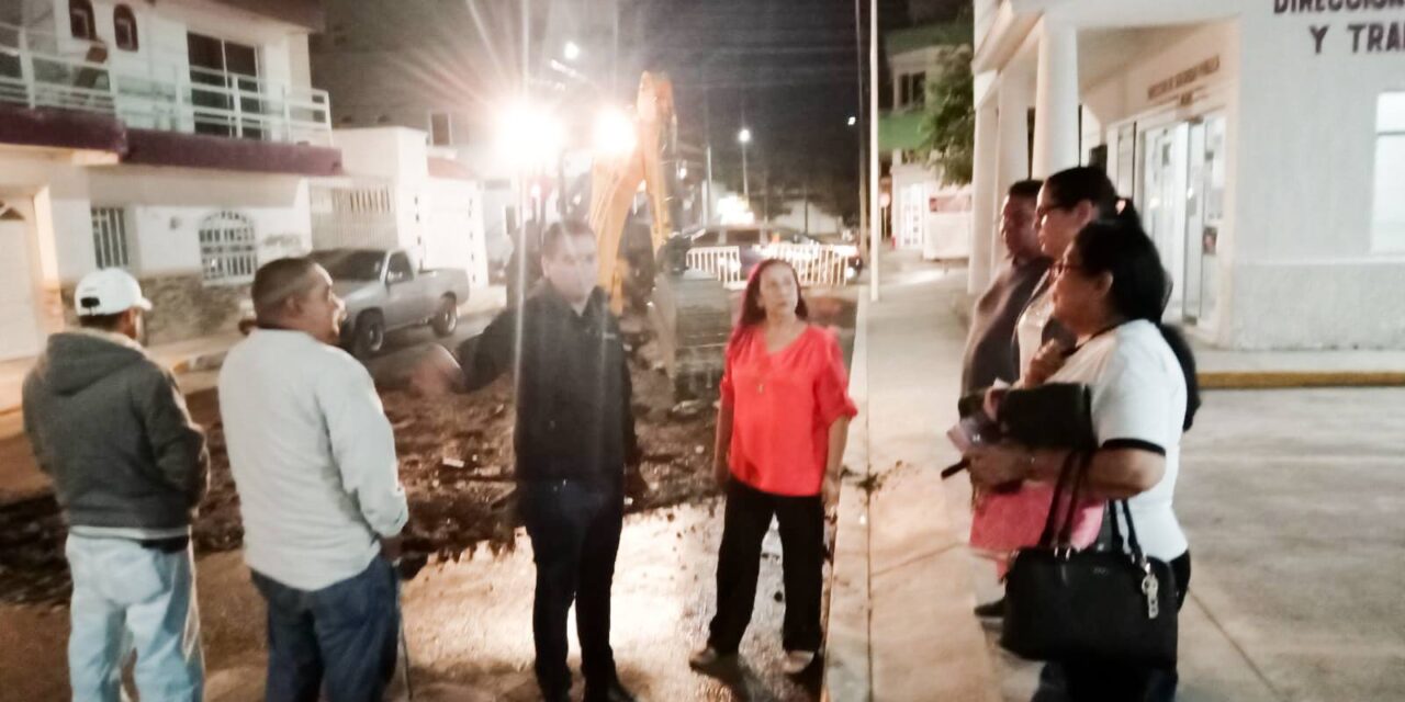 ATIENDEN FUGA DE AGUA EN LA CALLE 8 DE JULIO