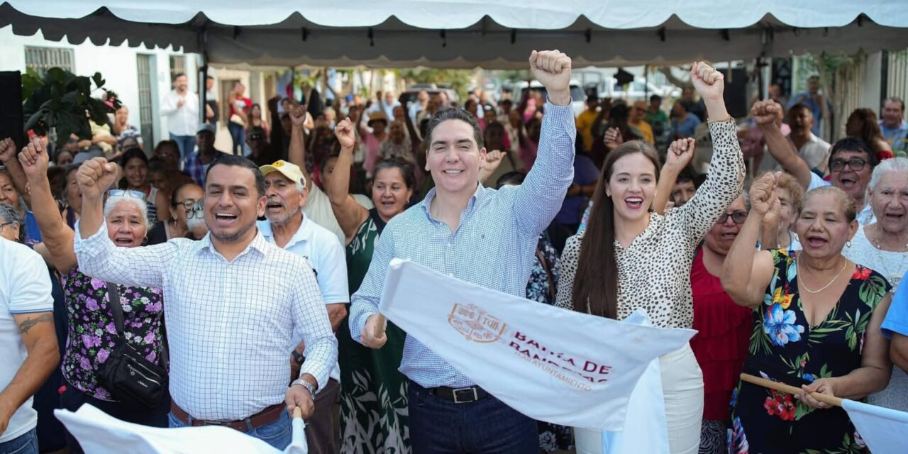 Héctor Santana inaugura cuatro calles en Valle de Banderas