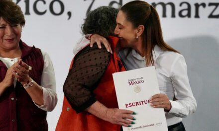 Presidenta Claudia Sheinbaum entrega 500 escrituras y 447 condonaciones de créditos a mujeres de Tecámac