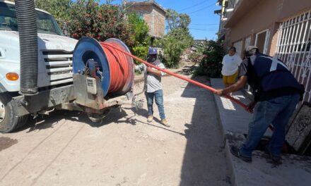 REALIZAN DESAZOLVE Y LIMPIEZA DE DRENAJE EN ACAPONETA