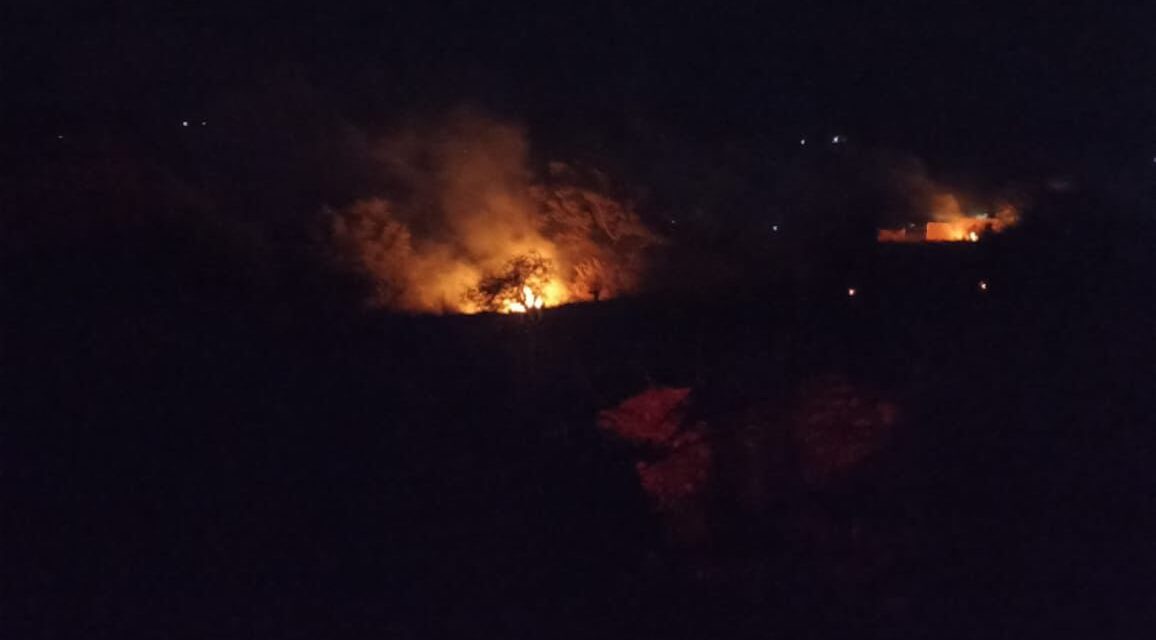 SOFOCAN INCENDIO DE PASTIZAL EN CARRETERA TEPIC–GUADALAJARA Y RESTABLECEN LA VIALIDAD