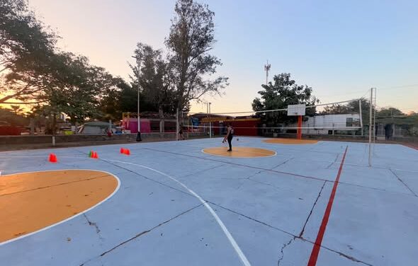 ¡REHABILITAN CANCHA EN CELSO HERNÁNDEZ Y FORTALECEN EL DEPORTE EN COMPOSTELA!