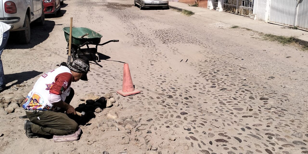 TRABAJOS DE MANTENIMIENTO EN CALLE BRAVO: TOMA PRECAUCIONES