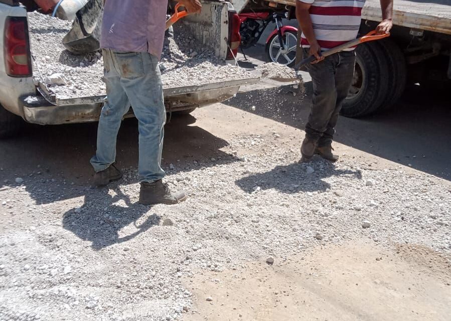 REALIZAN BACHEO Y MEJORAS EN DRENAJE EN EL CENTRO DE XALISCO