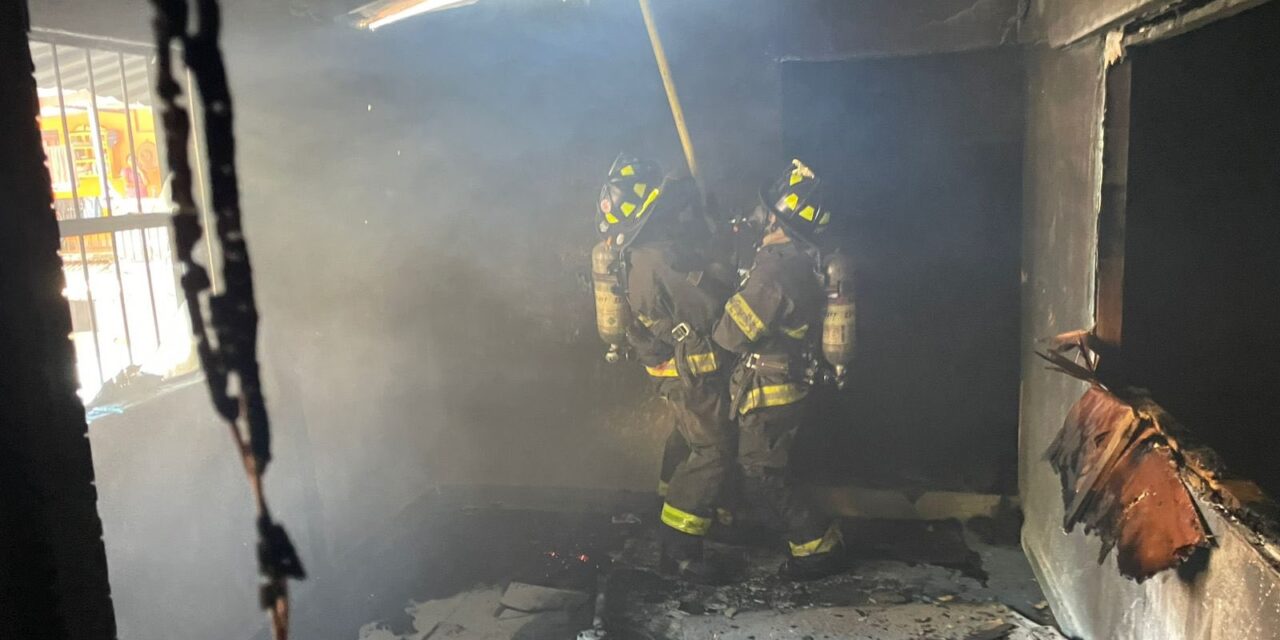 CONTROLAN INCENDIO EN CASA HABITACIÓN EN LA COLONIA EL CALOSO