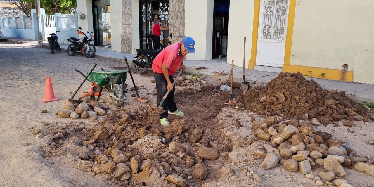 TRABAJOS DE MANTENIMIENTO EN VIALIDADES DE ACAPONETA, TOMA PRECAUCIONES