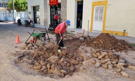 TRABAJOS DE MANTENIMIENTO EN VIALIDADES DE ACAPONETA, TOMA PRECAUCIONES
