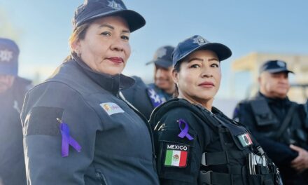 POLICÍA DE TEPIC PORTA DISTINTIVOS MORADOS EN APOYO Y RESPETO A LAS MUJERES