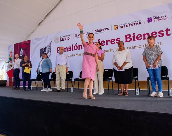 Claudia Sheinbaum y Miguel Ángel Navarro entregan en Santa María del Oro tarjetas de la Pensión Mujeres Bienestar
