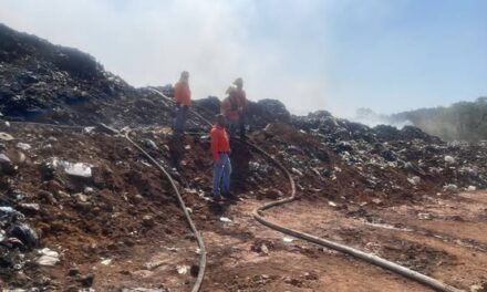 Gobierno del Estado mantiene atención permanente en incendio del relleno sanitario de Acaponeta