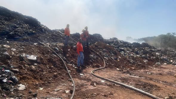 Gobierno del Estado mantiene atención permanente en incendio del relleno sanitario de Acaponeta