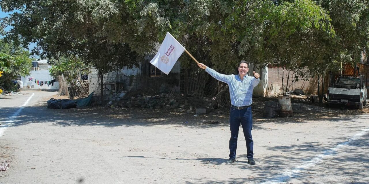Héctor Santana arranca obra de la calle de ingreso al Fraccionamiento Las Conchas