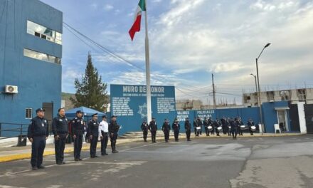 HONORES A LA BANDERA Y RECONOCIMIENTO A POLICÍAS JUBILADOS EN TEPIC