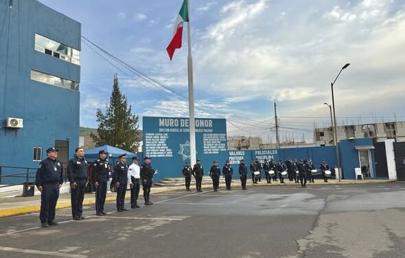 HONORES A LA BANDERA Y RECONOCIMIENTO A POLICÍAS JUBILADOS EN TEPIC