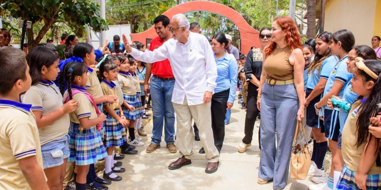 Miguel Ángel Navarro dignifica planteles educativos en Bahía de Banderas