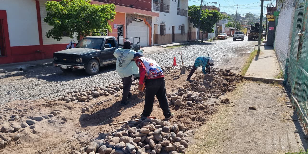 TRABAJOS DE MANTENIMIENTO EN CALLE BRAVO EN ACAPONETA