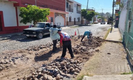 TRABAJOS DE MANTENIMIENTO EN CALLE BRAVO EN ACAPONETA