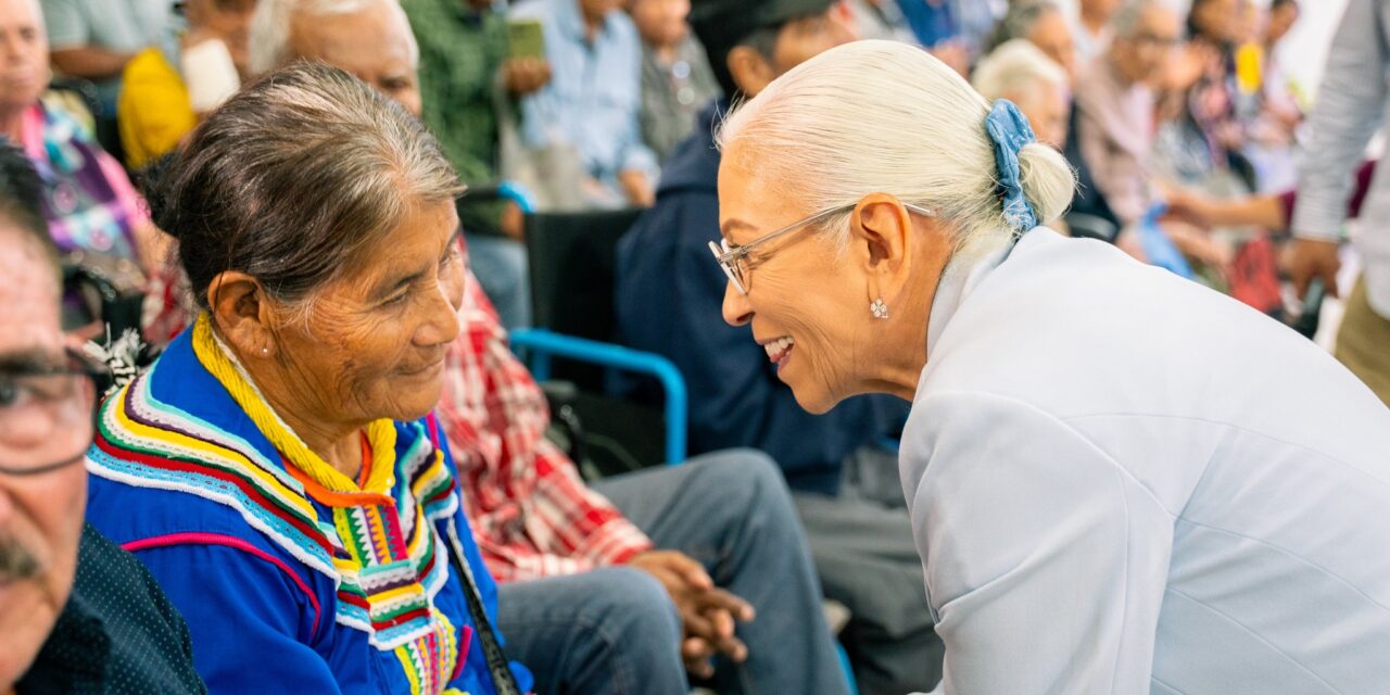 Beatriz Estrada impulsa la inclusión con entrega de auxiliares auditivos