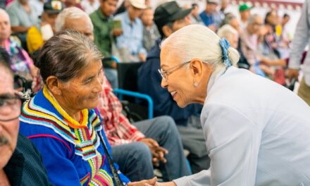 Beatriz Estrada impulsa la inclusión con entrega de auxiliares auditivos