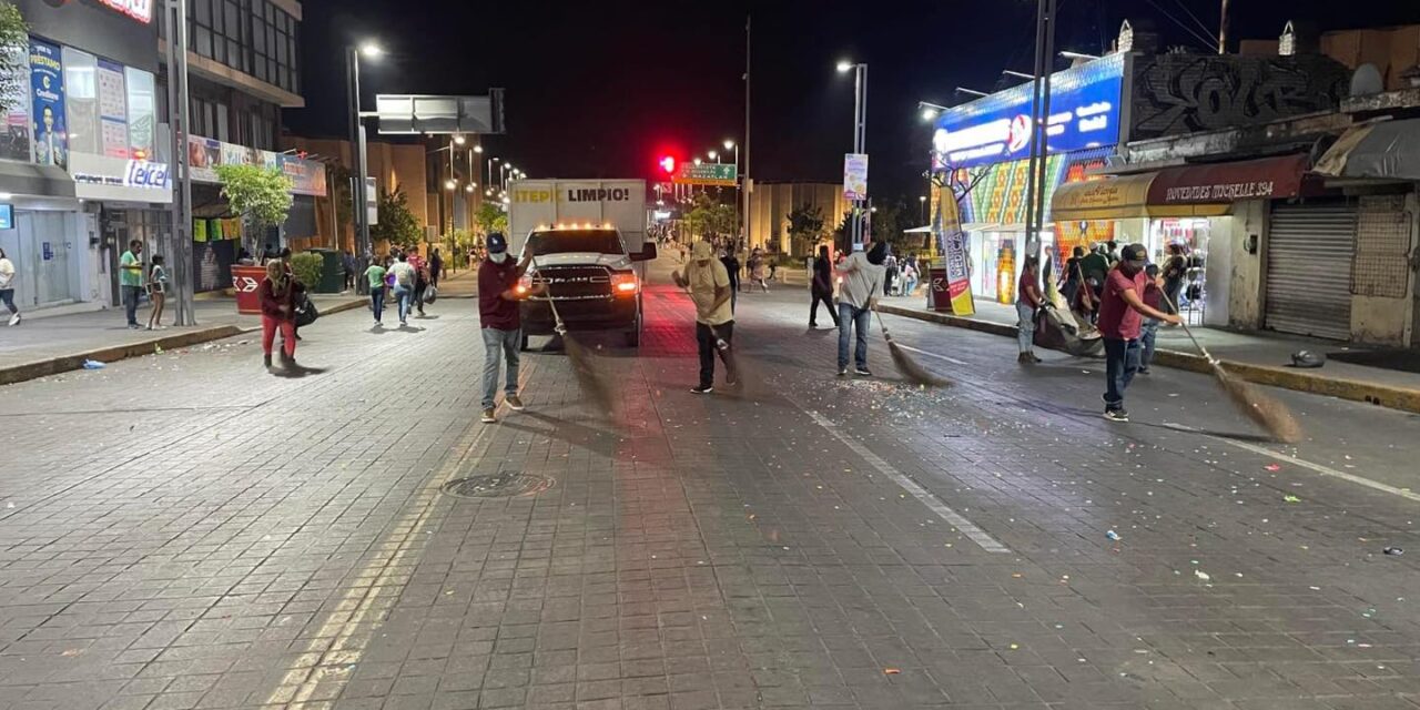 TRABAJO EN EQUIPO EN TEPIC: CALLES LIMPIAS TRAS EL DESFILE