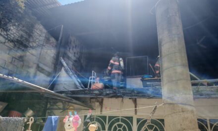 BOMBEROS ATIENDEN INCENDIO EN VIVIENDA Y EVITAN MAYORES DAÑOS