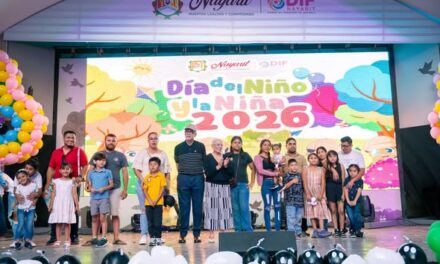 Con alegría y cariño, Miguel Ángel Navarro y Beatriz Estrada, festejan a la niñez nayarita