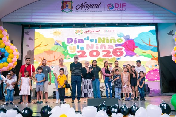Con alegría y cariño, Miguel Ángel Navarro y Beatriz Estrada, festejan a la niñez nayarita