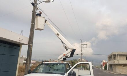REACTIVAN ALUMBRADO PÚBLICO EN XALISCO TRAS FALLAS POR LLUVIAS