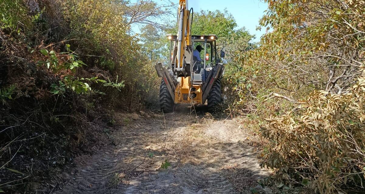 AVANZAN TRABAJOS DE NIVELACIÓN EN EL CAMINO XALISCO-EL CUARENTEÑO