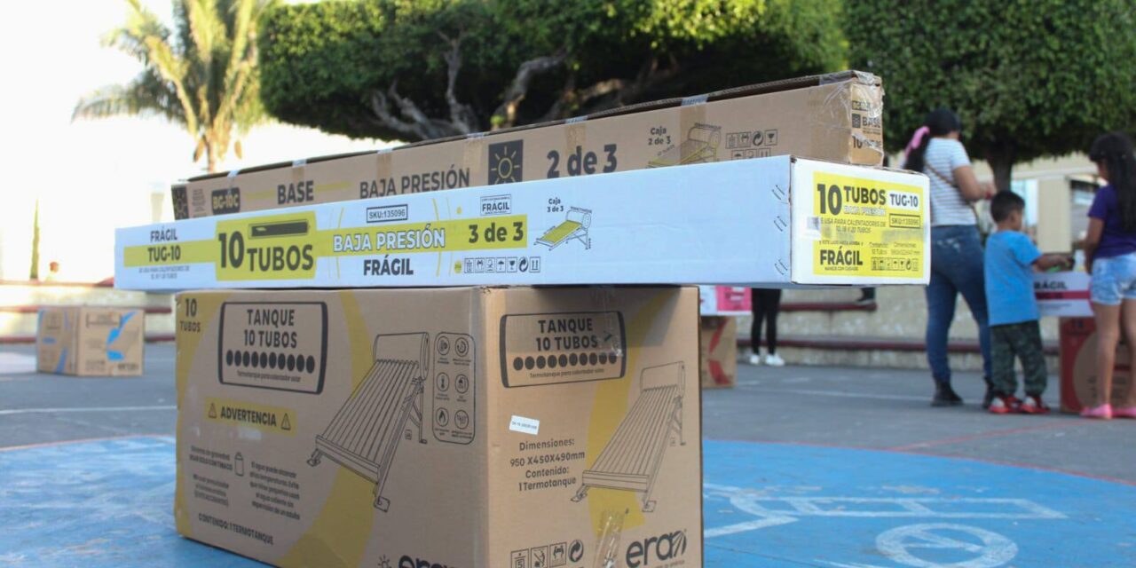 ENTREGAN CALENTADORES SOLARES EN XALISCO PARA APOYAR A LAS FAMILIAS