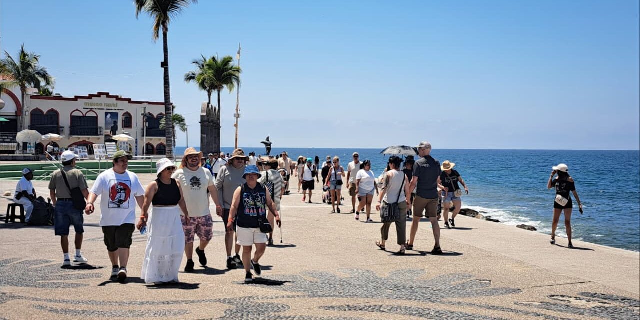 Disfrutan turistas su estancia en Puerto Vallarta