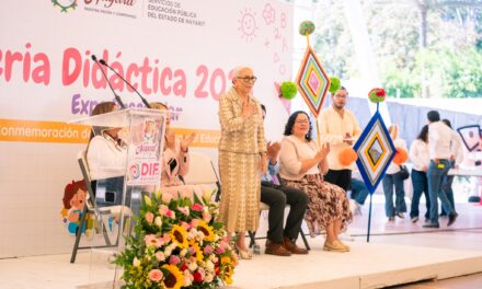 Reconoce Beatriz Estrada a educadoras y educadores nayaritas en la Expo Feria Didáctica 2026