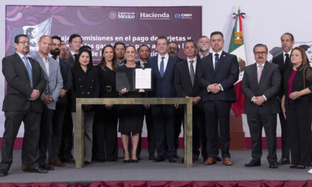 Presidenta firma acuerdo para reducir comisiones en pagos de gasolina y diésel con tarjetas y vales