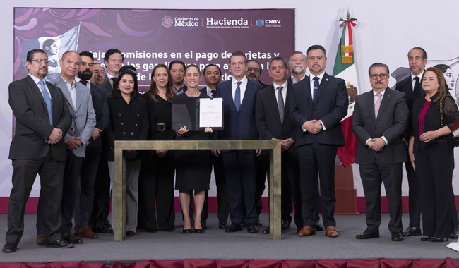 Presidenta firma acuerdo para reducir comisiones en pagos de gasolina y diésel con tarjetas y vales