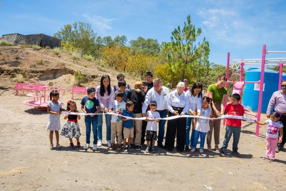 Lleva Beatriz Estrada apoyos que dignifican la vida de familias en El Jaral