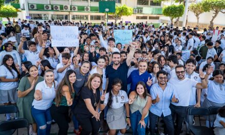 Luis Munguía convive con estudiantes de la ETI en jornada de salud