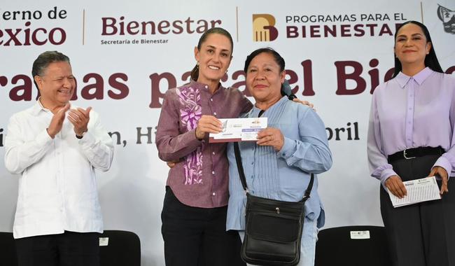 Presidenta entrega tarjetas de Programas para el Bienestar en Hidalgo