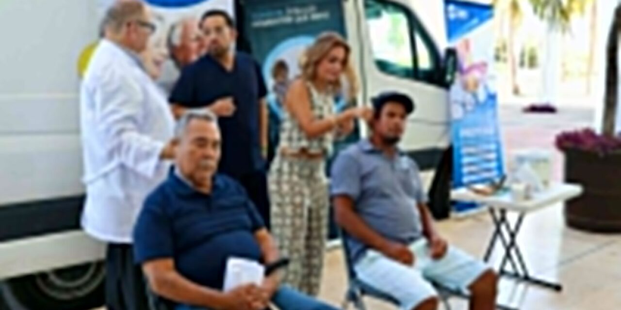 Especialistas médicos entregan auxiliares auditivos a usuarios de DIF Vallarta