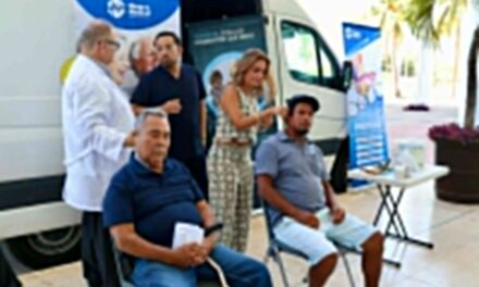 Especialistas médicos entregan auxiliares auditivos a usuarios de DIF Vallarta