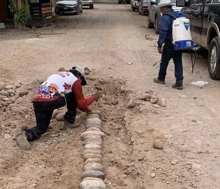 ¡CONTINÚAN LOS TRABAJOS DE MEJORA VIAL EN ACAPONETA!