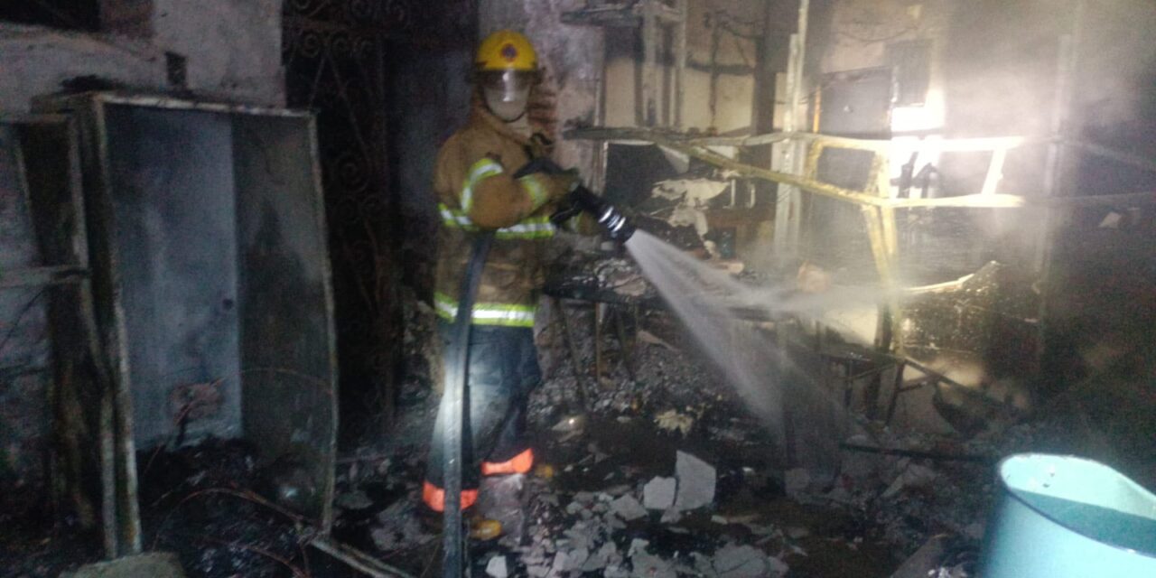 ¡BOMBEROS ATIENDEN INCENDIO EN LOCAL DE TECUALA Y EVITAN MAYOR RIESGO!